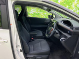 開放感のある室内空間が広がります。ドライバー席からの視界も良好で、運転に集中できます。落ち着いた色調でまとまっています。