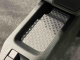 スマートフォンなどがスッキリ置けるセンターコンソールトレイです