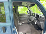 明るく開放的な室内空間。運転席からの視界も広く、運転に集中できます。シンプルで使いやすいデザインです。