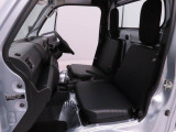 厚みがあって、座り心地のいいソファのようなシート。運転席も助手席もリラックスしてゆったりと座れます。