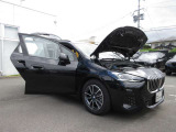 ご納車前には360度にわたる厳格な自社点検整備も実施しています。安心してお乗りいただける状態でご納車いたします。