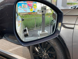 ブラインドスポットモニターは、左右斜め後ろを平行して走る車を認識し、車線変更の際に危険を察知するとドライバーへ警告を促します。夜・雨・トンネル内など走行時の環境が悪い時ほど便りになる機能です!