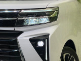 【LEDヘッドライト】悪天候や夜間走行時も良好な視界を確保し安心して運転できる高輝度LEDヘッドライトを装備!点灯速度が早く、消費電力も抑えられています。