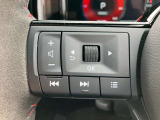 ステアリングスイッチ付。ハンドルから手を離さずにオーディオ操作が出来て安全です。