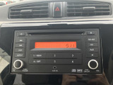 CDやラジオで音楽を楽しめます。AUX端子も備え、様々な音楽ソースに対応可能です。使い慣れた操作感で快適なドライブをサポートします。