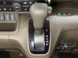CVT車のセレクトレバーです。低速から高速まで、変速ショックのないスムーズな走りを実現するとともに、エンジン効率のよい領域を維持することで燃費にも貢献します。