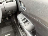 運転席側のドア部。こちらのスイッチでドアミラーの角度調整やパワーウィンドーの操作が可能になります。
