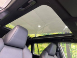 【パノラマルーフ】大型のガラスルーフ搭載で車内の解放感が一気にアップ!開放的なドライブをお楽しみいただけます。