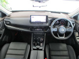 ■黒を基調としたスタイリッシュなデザインの運転席です。衝突被害軽減ブレーキ、レーンキープアシストなどの安心装備付き!