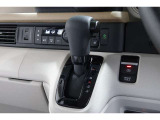 インパネシフトだから視線の移動も少なく足元もスッキリ♪運転席もゆったりしているのでゆとりを持ってドライブできますね!