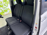 運転しやすい位置に配置されたシートが、快適な運転をサポートします。視界も広く、安全運転に貢献します。長時間の運転も疲れにくいでしょう。