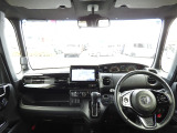 ★視界★運転を気分よく楽しむための工夫のひとつとして、高い剛性をもたせた極細フロントピラーを採用。 前方の死角を減らし、交差点などでの安心感を高める、良好な視界にこだわりました。