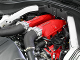 フロントミッドシップのV8ターボエンジンは620馬力を発揮し、スムーズかつ力強い加速を実現します。