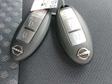 【 インテリジェントキー 】 キーを持っていればエンジン始動でき、ドアノブのボタンで車の鍵の開錠と施錠もできます。キーを取り出す手間がなくなります。