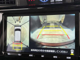 バックカメラの他に上から見下ろしたような画像が見れるアラウンド(全方位)モニター。前後左右を把握できる、すごい機能が装備されています!