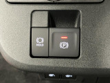【電動パーキングブレーキ+オートブレーキホールド機能】 指先だけで簡単に操作が可能なパーキングブレーキ、スイッチを押すとブレーキペダルから足を離してもブレーキを保持できるオートブレーキホールド搭載。