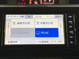 多彩な表示モードで、普段使いから長距離ドライブまで快適に。ラジオやCD、SDなど、様々なメディアに対応し、車内時間を豊かに演出します。