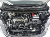 車にとって、とても大切な部分のエンジンルーム。綺麗に清掃済みで安心です。