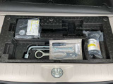 ラゲッジスペース下には車載工具を収納。