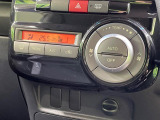 【オートエアコン】一度お好みの温度に設定すれば、車内の温度を検知し風量や温度を自動で調整。暑い&hellip;寒い&hellip;と何度もスイッチ操作をする必要はありません。快適な車内空間には必須の機能ですね♪
