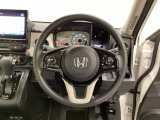 ハンドルにHondaセンシング系のクルーズコントロールやレーンキープアシストなどのスイッチと、オーディオの操作スイッチが装備されています。ハンドルから手を離さず安全に操作できます。