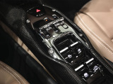 カーボンファイバー製アッパートンネルを装着し、スイッチ類が並ぶセンター部分をレーシーに仕立てています。