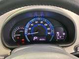 視認性の高いメーターで、運転に必要な情報をしっかり確認できます。走行距離も一目でわかり、安心してお車選びいただけます。