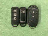 スマートキー付きですからドアロックの開閉およびエンジンスタートが楽々です。電動スライドドアの開け閉めもボタンで操作できます。加えて、純正リモコンエンジンスターター用の操作キーもついています。