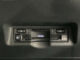 高速道路で便利な【ETC2.0】を装備しています。光ビーコン搭載で渋滞情報などナビゲーションと連動することで機能も充実いたします。他、観光施設に立ち寄るための高速料金割引サービス等もございます。