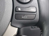 車間距離を保ちながら追従走行するレーダークルーズコントロール(全車速追従機能付)装備。ミリ波レーダーと単眼カメラで先行車を認識し、設定した車間距離を保ちながら追従走行を支援します