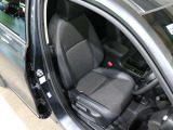 程よい硬さとホールド性が高いシートで長時間運転も快適です。