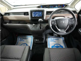 運転にかかわる様々な操作を安全に行えるように視点移動が少なく、操作性に配慮されたスイッチ類が凝縮されたコクピットです。