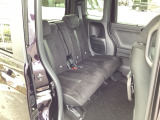 スライドドアなら狭い駐車場でもドアをぶつける心配がありません。ステップが低く乗り降りもしやすいです。