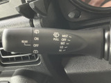 雨の日の運転をサポートするワイパーレバー。操作も簡単で、視界をクリアに保ちます。快適な運転をサポートする機能です。