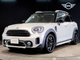 MINIのフロントグリルのデザインはイギリスで生まれた当初から、シルバーのサイドバーが折り重なった伝統的なデザインで御座います。その伝統はBMWのお車になってからでも少しずつ形を変えて守られております