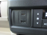 便利な充電用USBジャックも付いています。