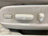 【パワーシート】電動でシートポジションの変更が可能です。手動式より細かくシート設定が可能ですのでより快適な姿勢でドライブを楽しんで頂けるでしょう。