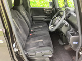 ゆったりと座れる運転席。シートの形状も工夫されており、長距離運転でも疲れにくい設計です。快適なドライブをサポートします。