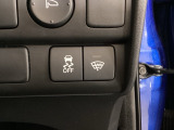 VSA装備車です。VSAはドライバーの操作と車の動きを見守っています。もし車の挙動が乱れたとき、4輪別々にブレーキをかけたり、エンジンパワーをしぼることによって車を安定させます。