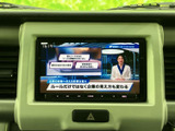 停車中には、番組や映像を楽しめるTV機能。長距離移動のお供に最適です。後部座席の方も快適に過ごせる一台です。エンターテインメント充実。