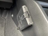 【ETC】有料道路を利用する際に料金所で停止することなく通過できる、ETC車載器(ノンストップ自動料金収受システム機器)が装備されています。セットアップを行うことで利用可能になります。