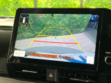 【バックカメラ】駐車時に後方がリアルタイム映像で確認できます。大型商業施設や立体駐車場での駐車時や、夜間のバック時に大活躍!運転スキルに関わらず、今や必須となった装備のひとつです!