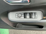 運転席ドア内張(電動格納式カラードドアミラー開閉スイッチ・鏡面調整スイッチ・パワーウインドウスイッチ・フロントスピーカー・ドリンクホルダー)