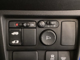 左側電動スライドドアは運転席からでも操作ができるように、ハンドル付近に開閉の操作スイッチが付いています。