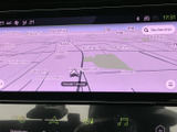見やすい地図表示で、目的地へのナビゲーションをサポート。スムーズな運転をサポートします。高精細な画面で、運転に集中できます。