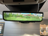 クリアサイトインテリアリアビューミラーは車体に装備したカメラによって、後方の映像がミラーに映し出されます。ミラーユニット下部のレバーで簡単にモード切替も可能です。