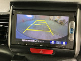 リバースギアに入れるだけで後方の表示へ切り替わります。夜間や雨の日の駐車も楽になりますよ。