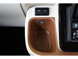 通信/給電用USBと、給電用USB(Type-C)ポートが装備されています。車内にあると便利なアイテムですね! 充電中のスマホ置き場にも便利なポケットを備えています。