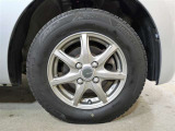 タイヤサイズは145/80R13になります。新品ノーマルタイヤ装着でお渡しになります。