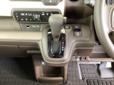 足元スッキリ、インパネシフトです。パーキングブレーキは電子制御パーキングブレーキタイプなので、運転席と助手席の間がスッキリしています。